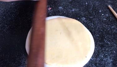 用擀面杖擀压粘连