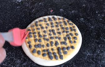 再周边白色面饼上刷一层清水