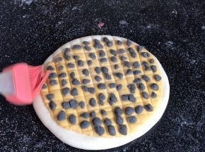 再周边白色面饼上刷一层清水