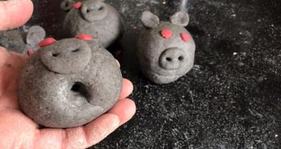 再在嘴巴下面插一手指大小的孔