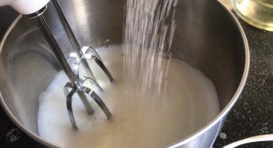 启动中档打发至蓬松状态，加入第二次白糖（量同上）