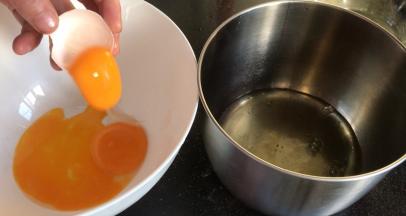 蛋清和蛋黄分离，蛋清装入无水无油的容器中