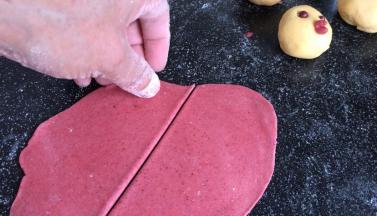 再把红面团擀成薄面饼