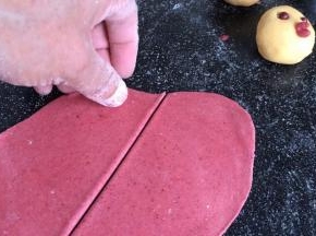 再把红面团擀成薄面饼