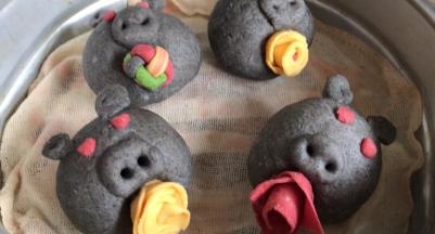 放入铺好屉布的蒸屉中，冷水上锅小火蒸，上气后蒸10分钟