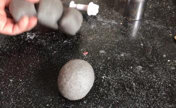 取一个剂子滚圆，搓成椭圆形