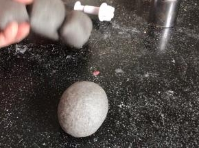 取一个剂子滚圆，搓成椭圆形