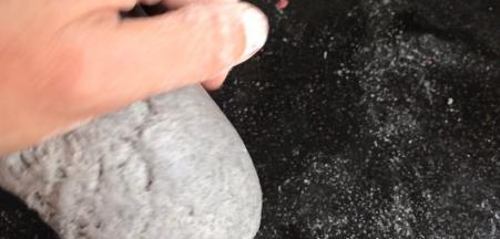 取出发酵好的面团揉匀排气