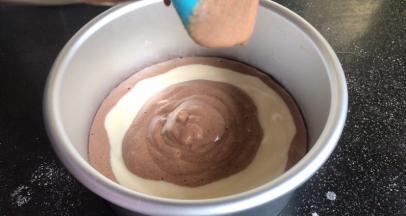 依次倒入两种面糊，同时180度预热烤箱10分钟左右