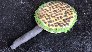 把黑色面团搓成圆球长条，做出向日葵的树杆