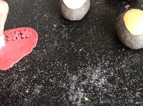 取红色面团，用花模切出小花朵
