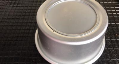 40分钟后，取出摔几次排气，倒扣在晾网上