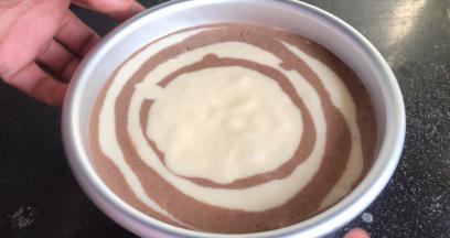 全部倒完后，把模具震动几下排气