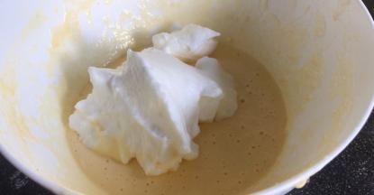 再把剩下的蛋白霜加入蛋黄糊中，炒菜式拌匀