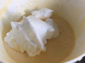 再把剩下的蛋白霜加入蛋黄糊中，炒菜式拌匀