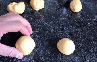 发酵好的面团，揉匀排气，分成若干个大小不同的剂子，搓成圆球