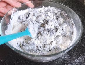 加入面粉，拌成絮状，揉成光滑面团，发酵至两倍大