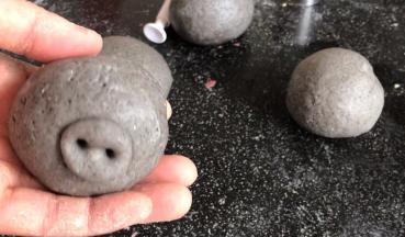 取少许面团做出猪嘴吧，再用筷子插出鼻孔