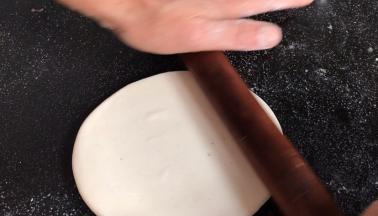 先把白面团擀成半厘米厚的圆饼