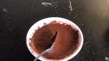 可可粉中加入15克左右的清水，拌匀备用