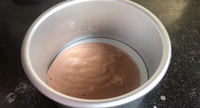 先把可可粉糊倒一层入模具中