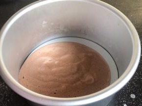 先把可可粉糊倒一层入模具中