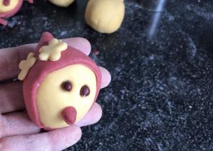 贴在头巾的一侧