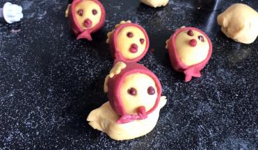 把小鸡的头部沾湿放在上面，就做好了