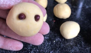 用红豆在小号圆球上装出小鸡的眼睛