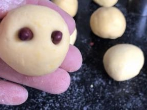 用红豆在小号圆球上装出小鸡的眼睛