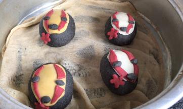 放入铺好屉布的蒸屉中，冷水上锅小火蒸，上气后蒸10分钟