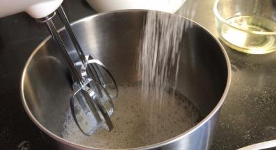 启动打蛋器低档打发起泡，加入一半白糖的三分之一