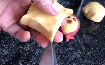 把大号圆球捏出小鸡的手和尾巴，用剪刀剪出纹路