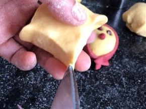 把大号圆球捏出小鸡的手和尾巴，用剪刀剪出纹路