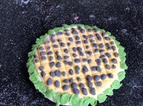 把绿色面团揪成小指尖大小的面片，粘在白边上