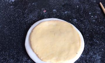 把黄面饼放在白面饼上