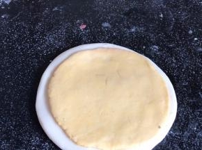 把黄面饼放在白面饼上