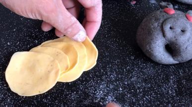 用黄色面或者红色面做出玫瑰花