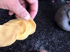 用黄色面或者红色面做出玫瑰花