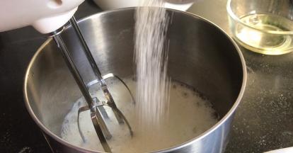 启动高档打发至干性发泡，加入第三次白糖（量同上）