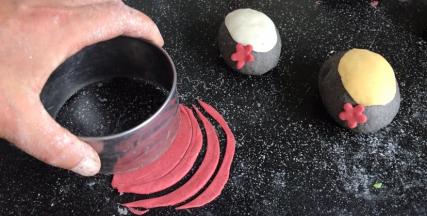 再把红面皮压出月芽形