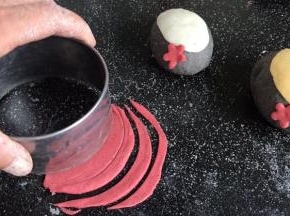 再把红面皮压出月芽形