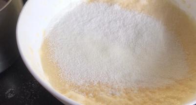 筛入面粉和奶粉