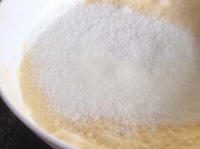 筛入面粉和奶粉