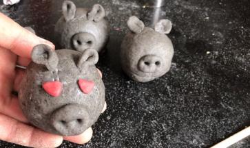 用红面团做出小猪的小红心眼睛