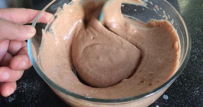 加入一半的蛋白霜，炒菜式拌匀