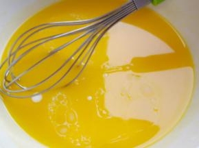 再加纯牛奶一起搅拌均匀【不要有水油分离的情况】