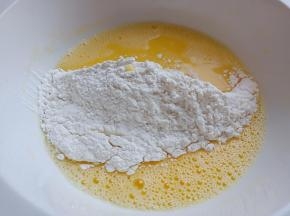 最后筛入低筋面粉。