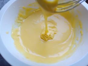 用打蛋器划z字形搅拌均匀即可，切不可过分搅拌以免面糊起筋，面糊放一边备用。