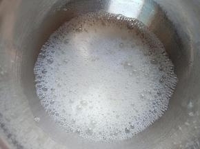 蛋清滴3滴柠檬汁，用电动打蛋器打发至起大鱼泡第一次加白砂糖再次用打蛋器打发。